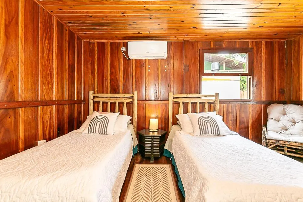 Recanto Das Palmeiras Guarda do Embau Guest house
